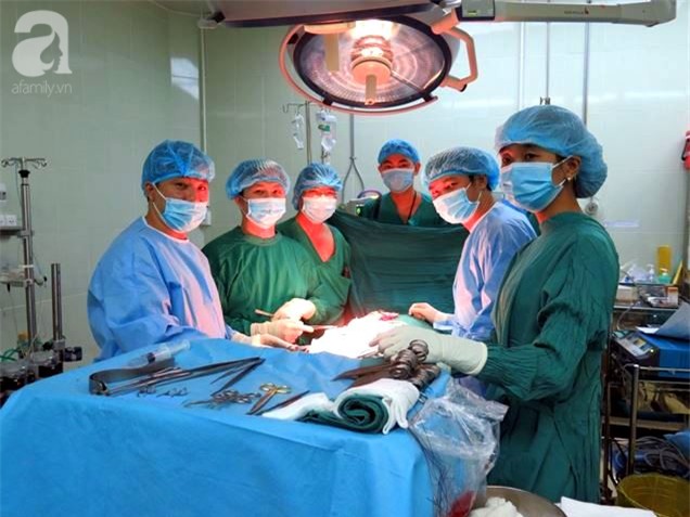 Chuyện chưa kể về ca ghép thận hy hữu: Người mẹ 2 con được ghép thận chéo từ “người dưng” - Ảnh 6.