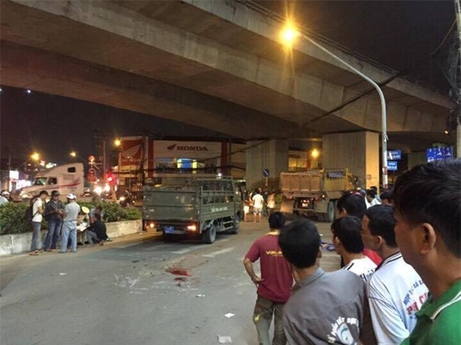 Xe tai cuon 4 nguoi vao gam, mot be trai 3 tuoi tu vong hinh anh 1