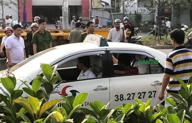Nghi can Duy thực nghiệm lại hành vi siết cổ tài xế taxi trên XLHN để cướp tài sản.