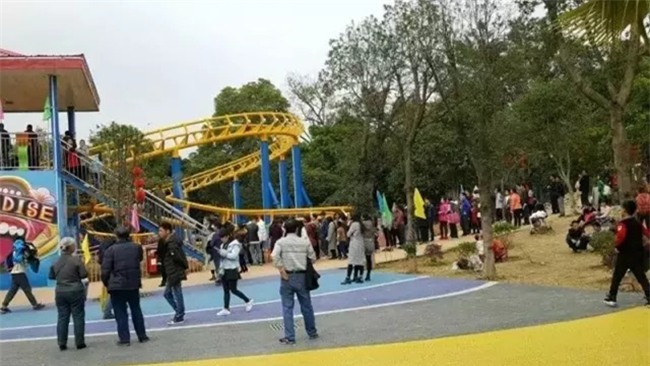 Trung Quốc: Bé gái 14 tuổi tự ý chơi tàu lượn siêu tốc, phụ huynh tức tối ép tàu dừng giữa không trung - Ảnh 3.