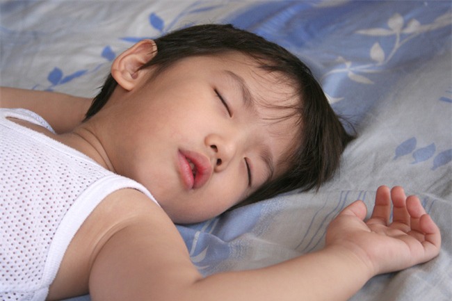 Cho con đi ngủ sớm hơn 20 phút mỗi ngày, bạn sẽ nhận được kết quả bất ngờ - Ảnh 1.
