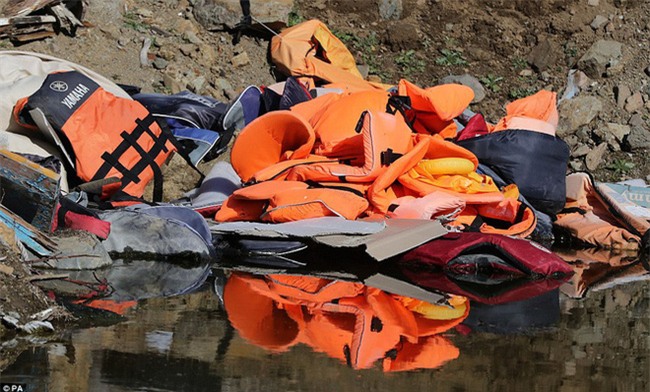 Vì những chiếc áo phao giết người, hàng trăm dân di cư chết đuối trên biển - Ảnh 2.