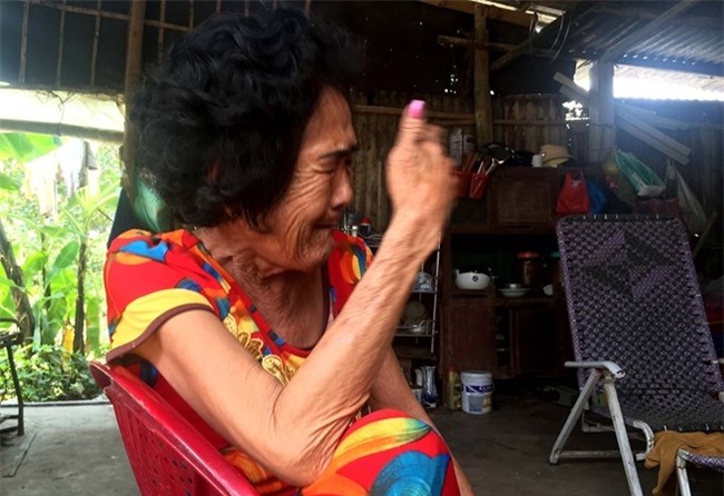 Me co gai co hinh xam hoa hong van doi con ve di le chua hinh anh 1