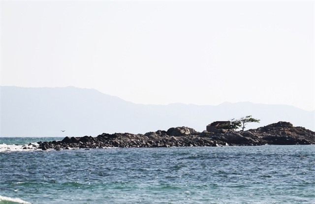 Khu vực 2 thanh niên mất tích sau khi nhảy xuống biển cứu bạn ở thị xã Ninh Hòa, Khánh Hòa (Ảnh: H.X.)