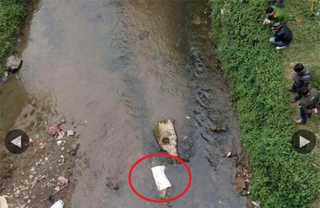 Thi the nguoi dan ong nhet trong bao tai troi tren suoi hinh anh 1