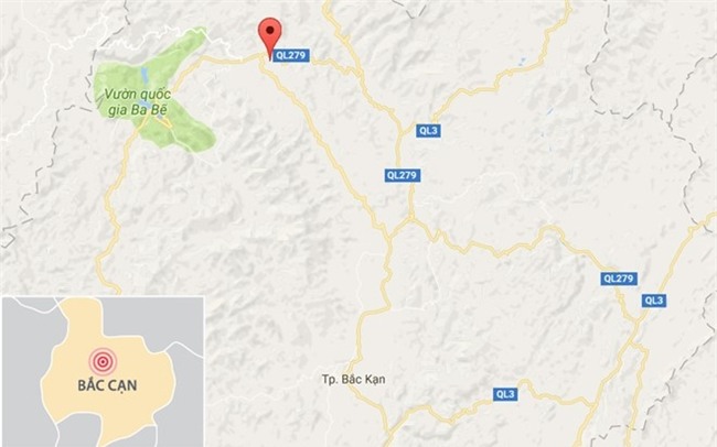 Thi the nguoi dan ong nhet trong bao tai troi tren suoi hinh anh 2