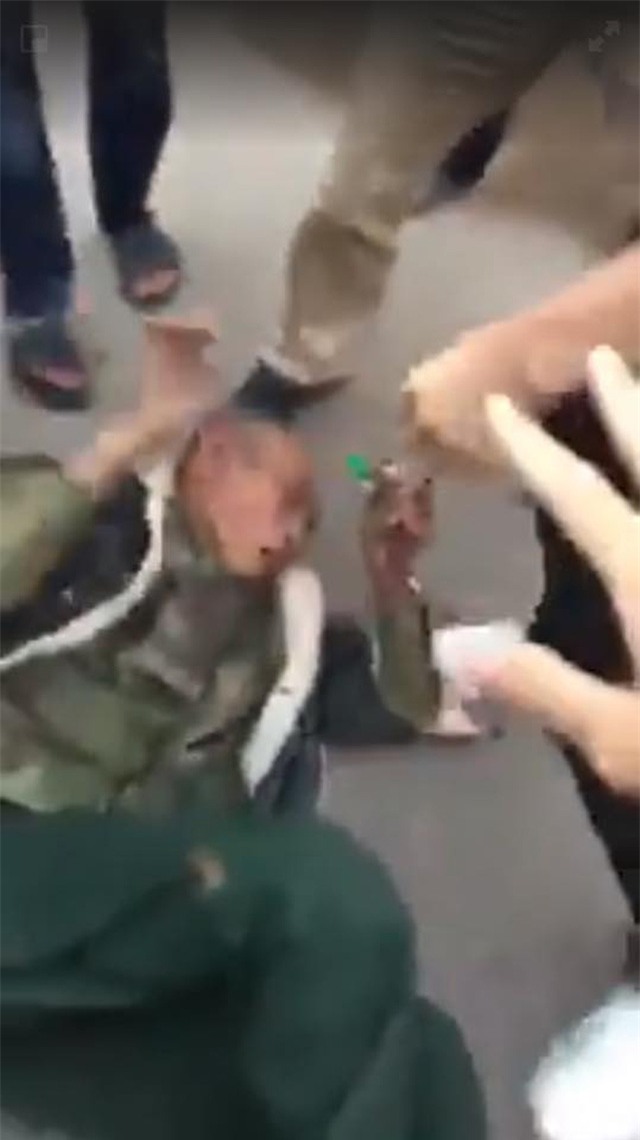 Bắt tạm giam người cha hành hung thương binh già