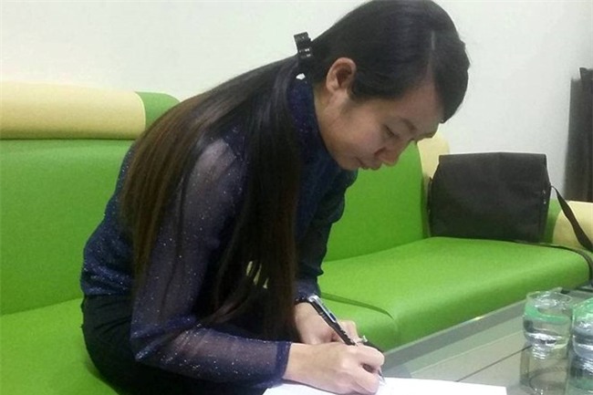 Co giao mam non dung dua danh tre bam tim dui hinh anh 2