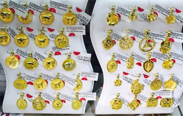 Giá vàng hôm nay 10/2: Đổ xô mua vàng, lo điều đáng sợ