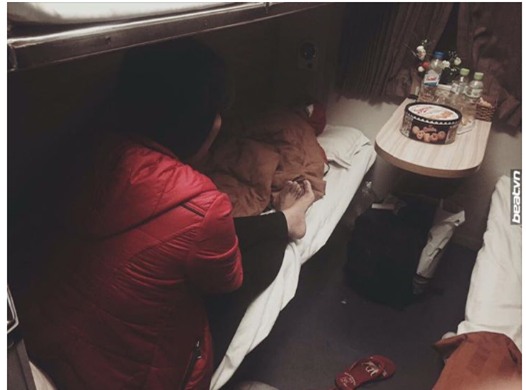 2 câu chuyện tình già khiến nhiều bạn trẻ Việt chia sẻ trong ngày hôm nay - Ảnh 1.