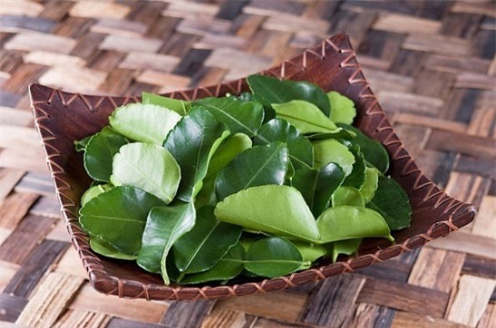 Lá chanh - thứ gia vị đặc biệt làm nên vị thơm ngon của món thịt nướng lá chanh.