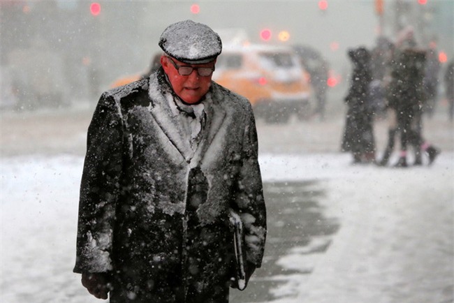 Bão tuyết phủ trắng xóa New York, ít nhất một người chết - Ảnh 4.