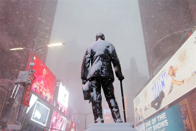 Bão tuyết phủ trắng xóa New York, ít nhất một người chết - Ảnh 6.