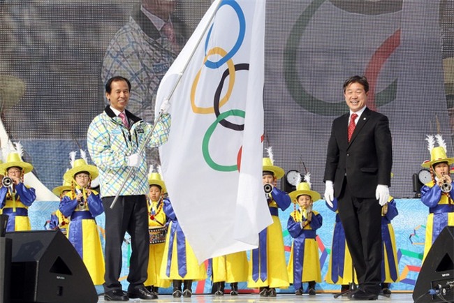 Vụ Xuân Trường sắp thành Đại sứ: Gangwon bất ngờ thăm HAGL ngày mồng Một Tết - Ảnh 1.