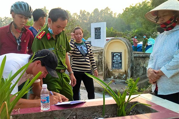 Nghi án mẹ trẻ làm rơi chết con, lén chôn ở chùa rồi bỏ trốn - Ảnh 1.