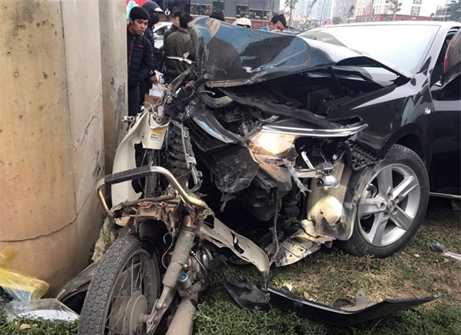 Xe hop tien ty dam nat xe may duoi tru duong sat tren cao hinh anh 1