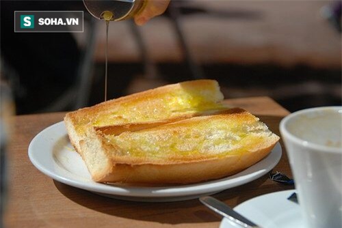 Mỗi ngày ăn 1 - 2 lát bánh mì với dầu ô liu: Những tác dụng mà bạn không ngờ! - Ảnh 1.