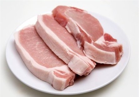 Đa số các bà nội trợ lược bỏ bì lợn ngay từ khâu chế biến. Ảnh minh họa.