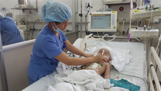 Ca bệnh của bé An được các bác sĩ đặc biệt quan tâm. Anhr PT