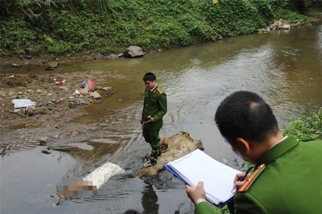 Thi the nhet trong bao tai tren suoi co nhieu thuong tich hinh anh 1