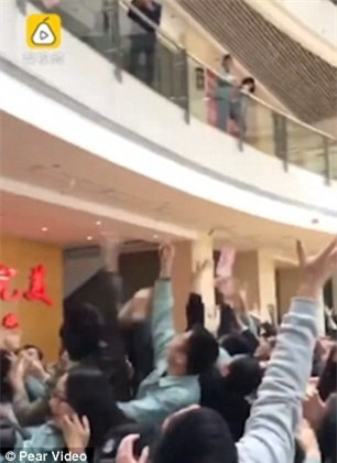 Phản cảm cảnh sếp đứng trên cao, tung tiền mừng tuổi ảnh 1