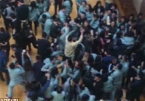 Phản cảm cảnh sếp đứng trên cao, tung tiền mừng tuổi ảnh 2