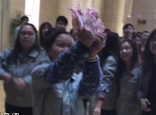 Phản cảm cảnh sếp đứng trên cao, tung tiền mừng tuổi ảnh 3