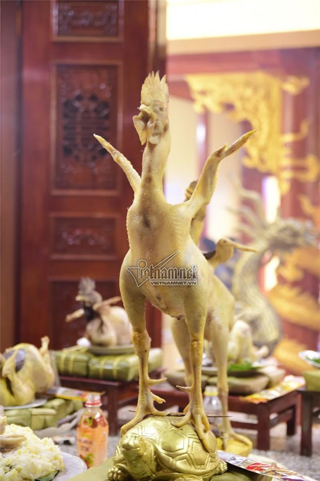 Độc đáo thế ‘gà bay’ trên cỗ cúng rằm tháng Giêng