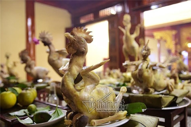 Độc đáo thế ‘gà bay’ trên cỗ cúng rằm tháng Giêng