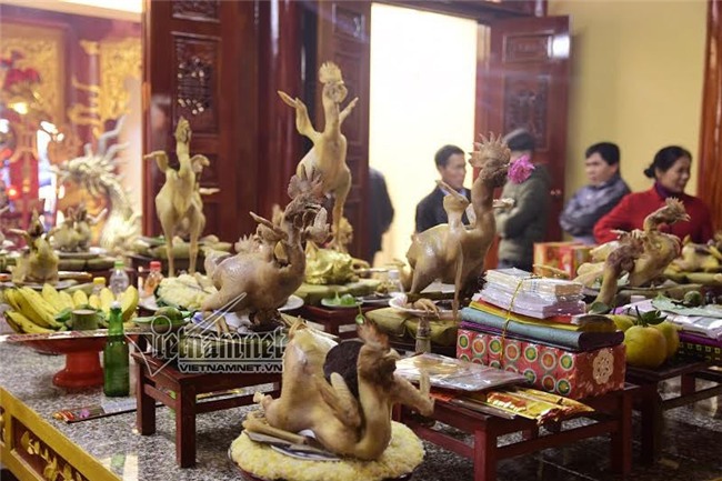 Độc đáo thế ‘gà bay’ trên cỗ cúng rằm tháng Giêng