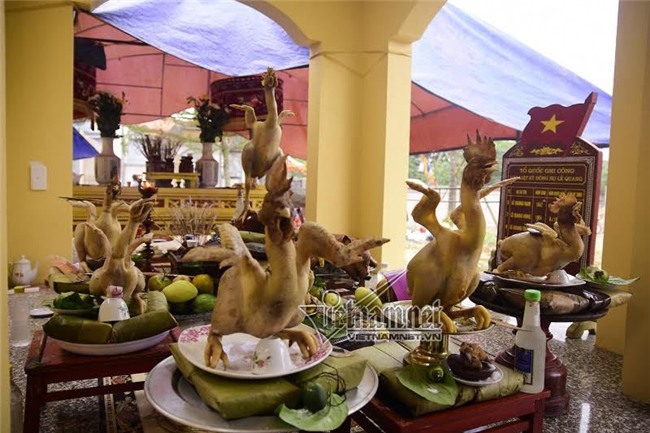 Độc đáo thế ‘gà bay’ trên cỗ cúng rằm tháng Giêng