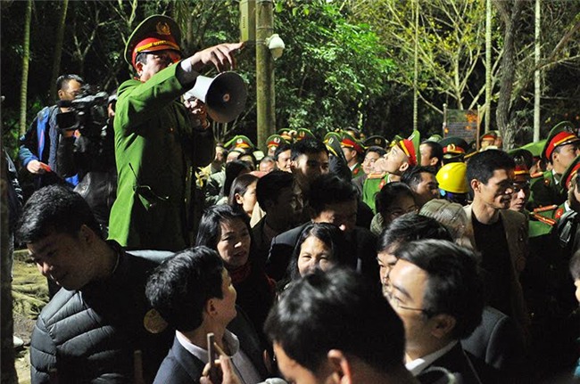 anh: bien nguoi chen chuc du khai an den tran trong dem hinh anh 1