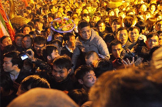 anh: bien nguoi chen chuc du khai an den tran trong dem hinh anh 10