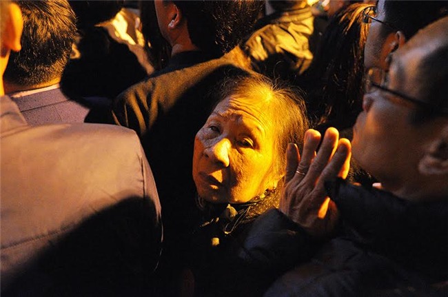 anh: bien nguoi chen chuc du khai an den tran trong dem hinh anh 11