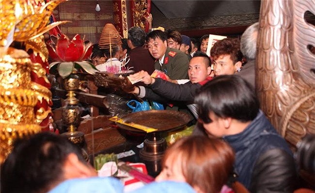 anh: bien nguoi chen chuc du khai an den tran trong dem hinh anh 12