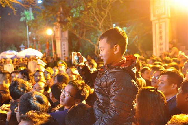 anh: bien nguoi chen chuc du khai an den tran trong dem hinh anh 14