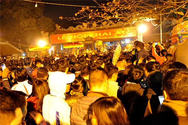 anh: bien nguoi chen chuc du khai an den tran trong dem hinh anh 17