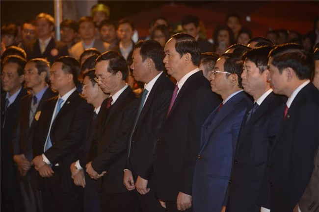 anh: bien nguoi chen chuc du khai an den tran trong dem hinh anh 2