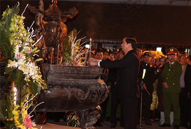 anh: bien nguoi chen chuc du khai an den tran trong dem hinh anh 3