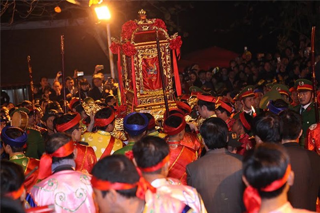 anh: bien nguoi chen chuc du khai an den tran trong dem hinh anh 4