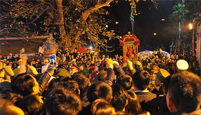 anh: bien nguoi chen chuc du khai an den tran trong dem hinh anh 5