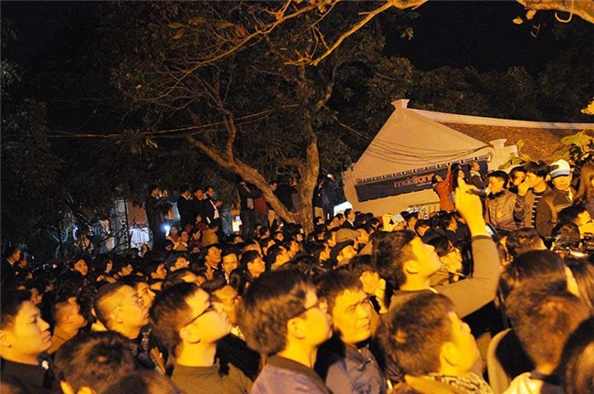 anh: bien nguoi chen chuc du khai an den tran trong dem hinh anh 6