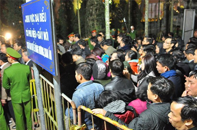 anh: bien nguoi chen chuc du khai an den tran trong dem hinh anh 7