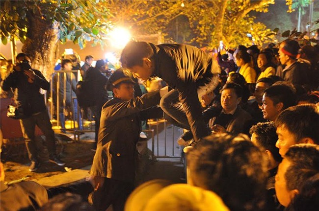 anh: bien nguoi chen chuc du khai an den tran trong dem hinh anh 8