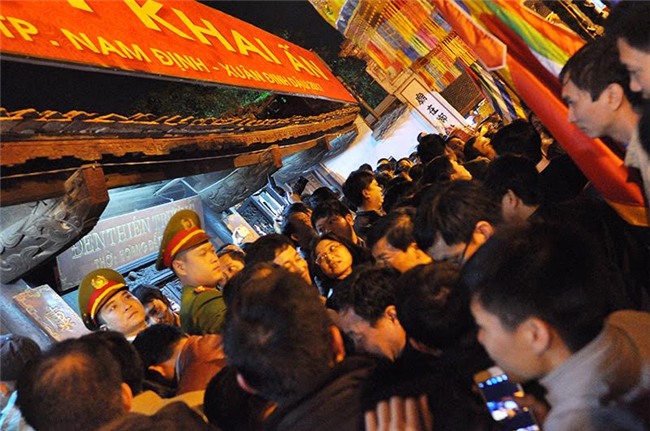 anh: bien nguoi chen chuc du khai an den tran trong dem hinh anh 9