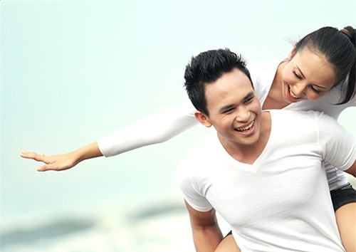 Đi đăng ký kết hôn, vợ nói một câu khiến tất cả cười ầm ầm trừ chồng - Ảnh 1.