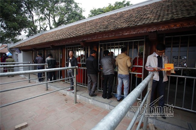 Ấn đền Trần 'ế' chỉ sau 2 giờ