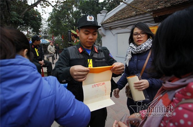 Ấn đền Trần 'ế' chỉ sau 2 giờ