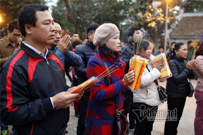 Ấn đền Trần 'ế' chỉ sau 2 giờ