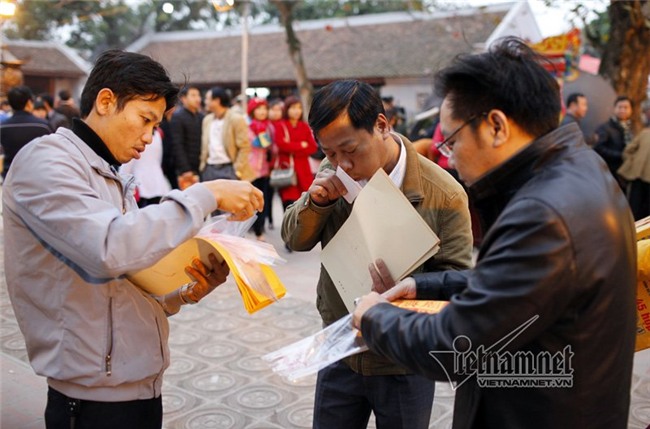 Ấn đền Trần 'ế' chỉ sau 2 giờ